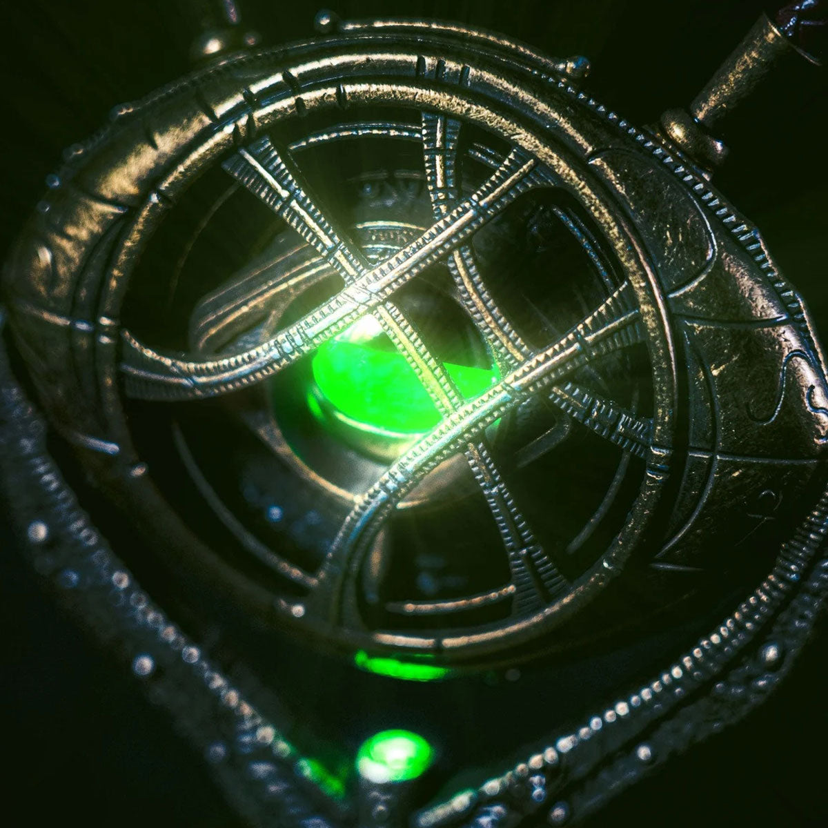 1:1 Doctor Strange Eye Of Agamotto Necklace Metal LED Light-Up with Stand